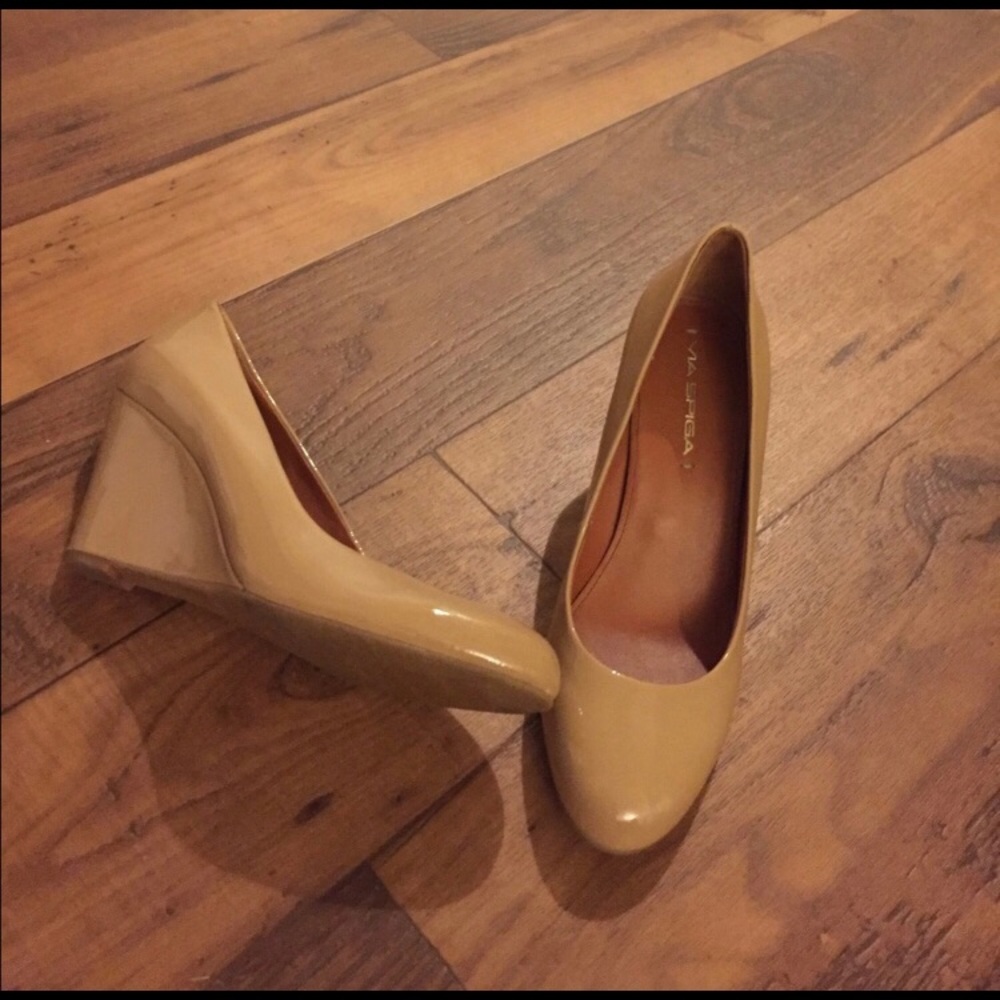 NWOB Nude Via Spiga Patent wedges